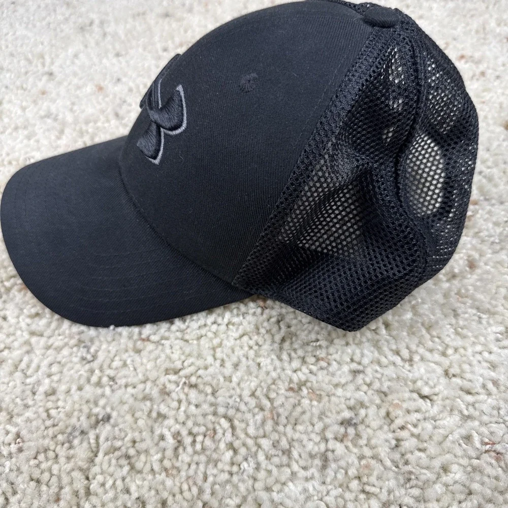 Under Armour Mens Trucker Hat Black W/‎ Black Mesh Snapback Logo Cap OSFM